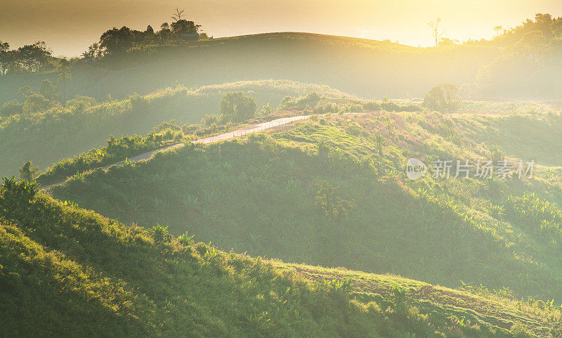 星夜在山与银河的天空在Phu Thap Boek，碧翠汶泰国